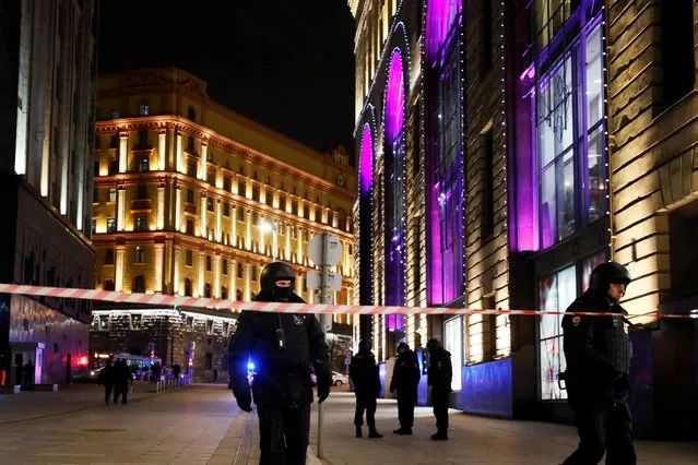 Russian Federal Security Service officers patrols a street next to the FSB security service's office in Moscow on December 19, 2019. A member of the Russian FSB security service was killed on December 19, in a shootout with a gunman in central Moscow, state media said, quoting the FSB. It confirmed that a single gunman had opened fire outside the headquarters of the security service on Lubyanka Square in central Moscow, before he was “neutralised” by the security services. (Photo by Shamil Zhumatov/Reuters)
