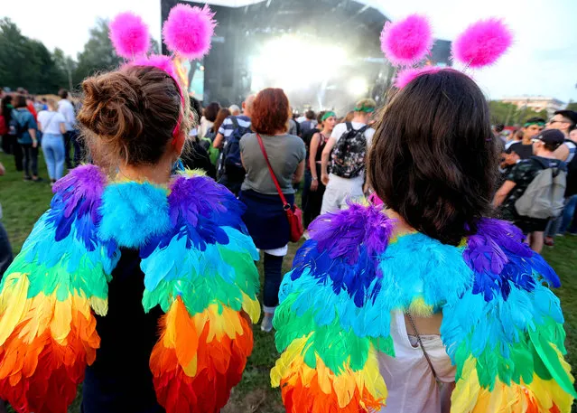 Festival- goers wearing a colourful costume attend the 13 rd edition of the Cabaret Vert music festival in Charleville- Mézières on August 24, 2017 Le Cabaret Vert music festival runs from August 24 to August 27, 2017. (Photo by Francois Nascimbeni/AFP Photo)