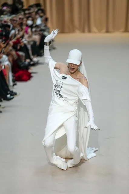 A model stumbles during Jean Paul Gaultier's Haute Couture Fall/Winter 2022-2023 fashion collection presented Wednesday, July 6, 2022 in Paris. (Photo by Michel Euler/AP Photo)