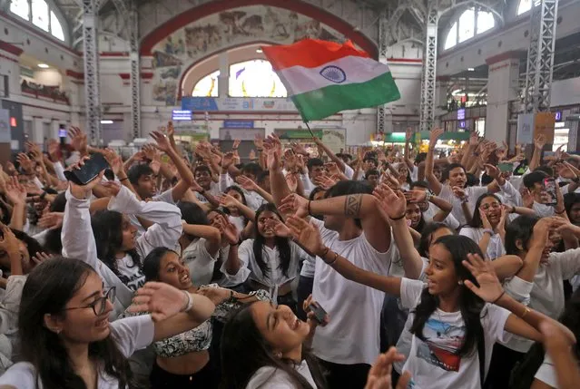 College students perform during a flash mob as a tribute to the cultural diversity of India, at Mumbai Central railway station, in Mumbai, India on September 22, 2022. (Photo by Niharika Kulkarni/Reuters)
