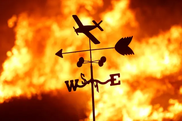 A weather vane is pictured on a ranch during the Creek Fire in the San Fernando Valley north of Los Angeles, in Sylmar, California on December 6, 2017. (Photo by Jonathan Alcorn/Reuters)