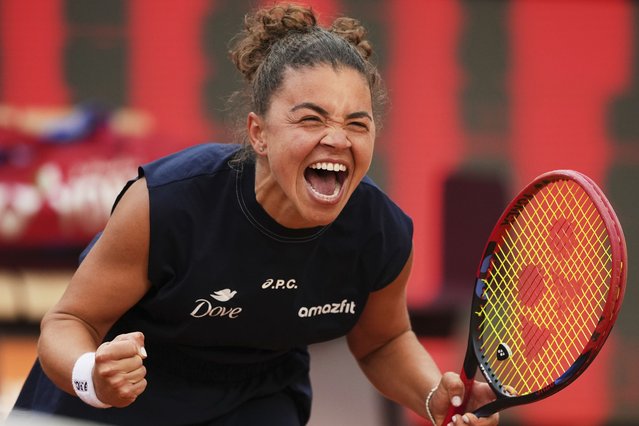Jasmine Paolini, of Italy, reacts to defeating Coco Gauff, of the United States, at the end of their Italian Open tennis match final, at the Foro Italico in Rome, Saturday, May 17, 2025. (Photo by Alessandra Tarantino/AP Photo)