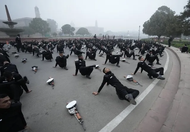 Indian naval soldiers rehearse to prepare for the upcoming Republic day parade amidst morning smog in New Delhi, India, Thursday, December 22, 2022. (Photo by Manish Swarup/AP Photo)