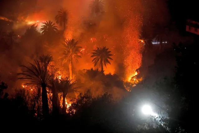 A forest fire affects the hills of Vina del Mar, where hundreds of houses are located, in the Valparaiso Region, Chile, on December 23, 2022. At least two people died and some 400 homes have been damaged or destroyed in a fire that broke out Thursday in the Chilean seaside resort of Vina del Mar, prompting the government to declare a state of emergency. (Photo by Javier Torres/AFP Photo)