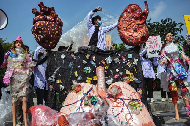 Activist from the Ecological Observation and Wetlands Conservation (ECOTON) and students put up an installation in the shape of a heart and lungs damaged by exposure to microplastics waste during a protest to raise awareness of the impact of single-use plastic on the environment and human health in Surabaya, Indonesia on July 16, 2025. (Photo by Juni Kriswanto/AFP Photo)