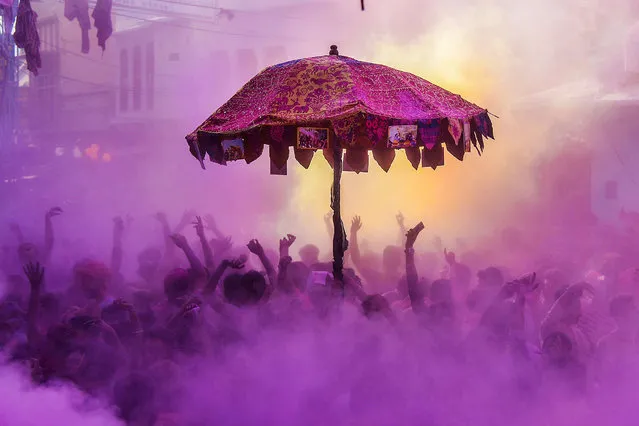 Indian devotees and foreign tourist take part in the “kapda phaar” or cloth tearing during Holi festival celebrations in Pushkar, in the Indian state of Rajasthan on March 2, 2018. Holi, the popular Hindu spring festival of colours, is observed in India at the end of the winter season on the last full moon of the lunar month, and will be celebrated on March 2 this year. (Photo by Shaukat Ahmed/AFP Photo)