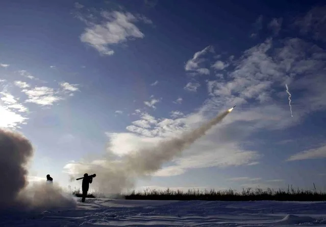 Ukrainian soldiers fire missiles with man-portable air-defense systems during exercices near the city of Shchastya, north of Lugansk, on December 1, 2014. At least three Ukrainian soldiers have been killed and 14 injured in the past 24 hours as fighting intensifies for control of Donetsk airport, a military spokesman said on December 1, 2014. (Photo by Anatolii Stepanov/AFP Photo)