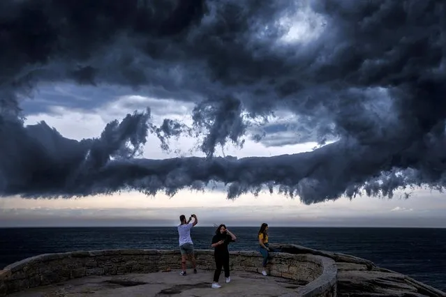 People watch on from Marks Park as a thunderstorm gathers off Bondi Beach on November 13, 2020 in Sydney, Australia. The Bureau of Meteorology issued a number of severe weather alerts for the region today, with a high risk of thunderstorms and hail. (Photo by Brook Mitchell/Getty Images)