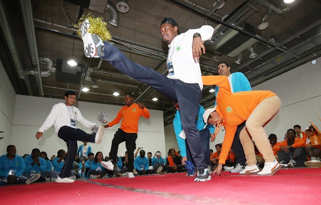 On the afternoon of the October 17, 2025, international students participating in the “Global Saemaul Hanmadang” event, hosted by the Park Chung-hee Saemaul Graduate School at the Cheonma Art Center of Yeungnam University in Gyeongsan, Gyeongsangbuk-do, compete in the traditional Korean game of Jegichagi. 126 participants from 26 countries participated in the event. (Photo by Kim Dong-hwan)