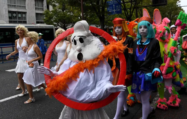 Wearing costumes, participants join the Kawasaki Halloween parade in Kawasaki on October 30, 2016. (Photo by Toshifumi Kitamura/AFP Photo)
