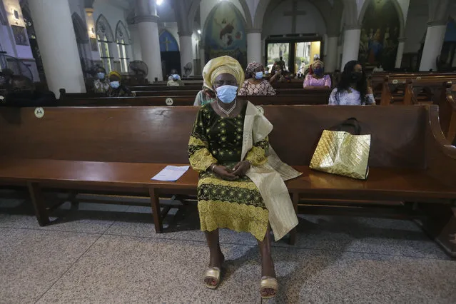 Parishioners wearing face mask to protect against coronavirus, attend a morning Christmas Mass at Holy Cross Cathedral in Lagos, Nigeria, Friday December 25, 2020. Africa's top public health official says another new variant of the coronavirus appears to have emerged in Nigeria, but further investigation is needed. The discovery could add to new alarm in the pandemic after similar variants were announced in recent days in Britain and South Africa and sparked the swift return of travel restrictions. (Photo by Sunday Alamba/AP Photo)