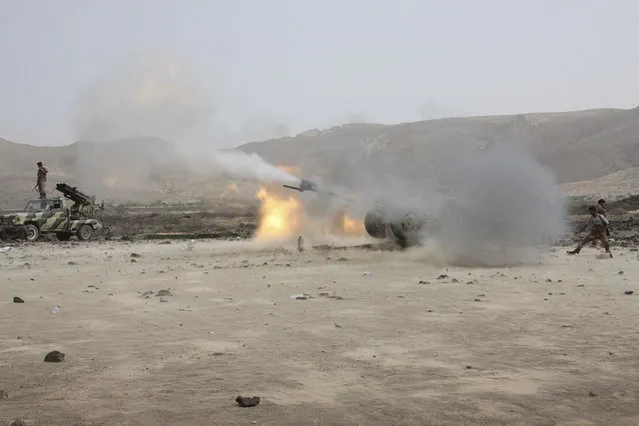 Yemeni army soldiers fire at positions of al Qaeda-linked militants in the southern Yemeni town of Shaqra June 14, 2012. (Photo by Reuters/Yemen's Defence Ministry)