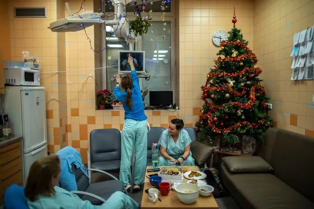 Medical workers wearing protective gear rest at the intensive care unit of the General University Hospital on the Cristmas Eve on December 24, 2020 in Prague, Czech Republic. The Czech Republic has over 10,000 COVID-19 deaths and has reported over 14, 000 new cases for yesterday. (Photo by Gabriel Kuchta/Getty Images)
