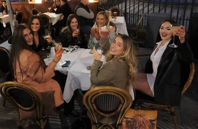 Busy bars and restaurants in London, United Kingdom on April 16, 2021. Crowds of people packed the bars and restaurants in Central London on the first Friday since lockdown rules were relaxed. (Photo by NNP)