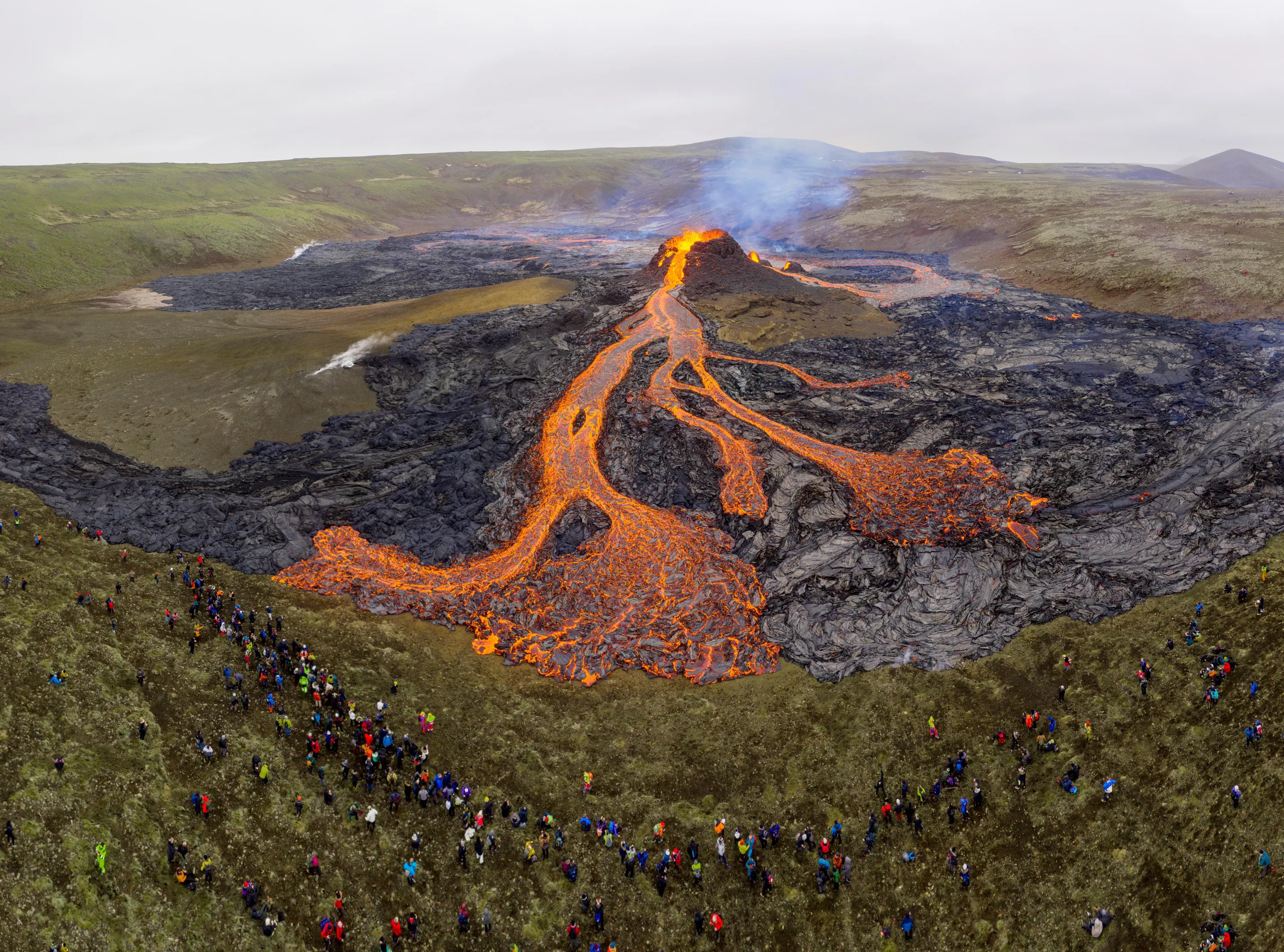 Самый древний вулкан. Извержение вулкана в Исландии 2021. Вулкан в Исландии фаградальсфьядль. Извержение вулкана фаградальсфьядль в Исландии. Извержение вулкана в Исландии Эйяфьятлайокудль.