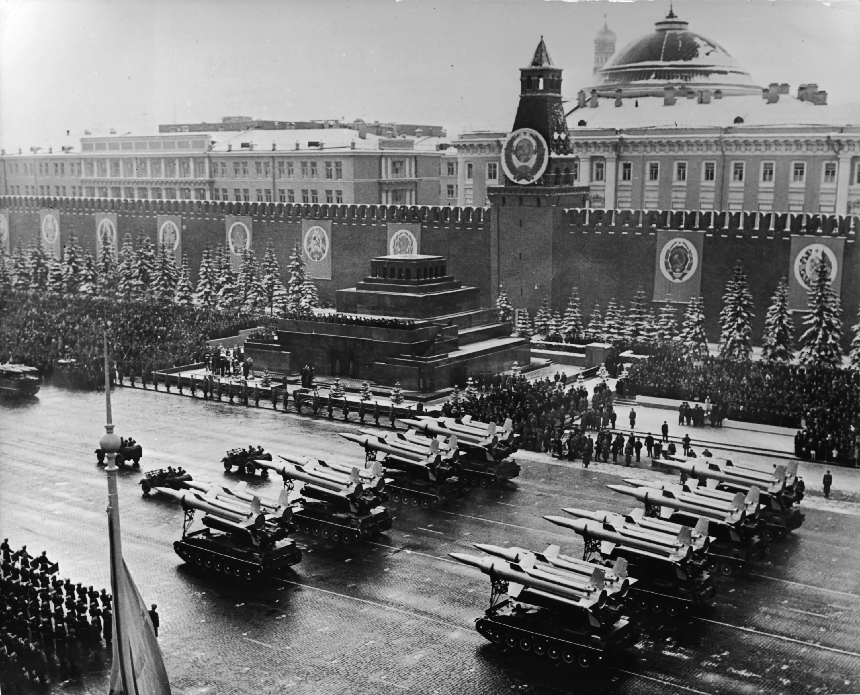 Где прошел первый парад. Парад Победы 1965. Парад 1965 года на красной площади. Военные парады в СССР. Советский парад на красной площади.