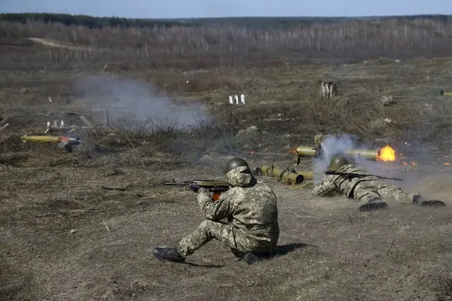 A newly mobilized Ukrainian paratrooper fires an anti-tank grenade launcher during a military drill near Zhytomyr April 9, 2015. (Photo by Valentyn Ogirenko/Reuters)