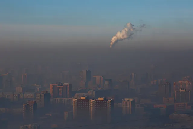 Emissions from a power plant chimney rise over Ulaanbaatar, Mongolia January 13, 2017. (Photo by B. Rentsendorj/Reuters)