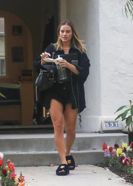 Margot Robbie takes a break from filming to run errands around Los Angeles, CA. on October 7, 2021. The “Babylon” actress stops by a nail salon, a coffee shop, and a designer's house. (Photo by D.Sanchez/Backgrid USA)