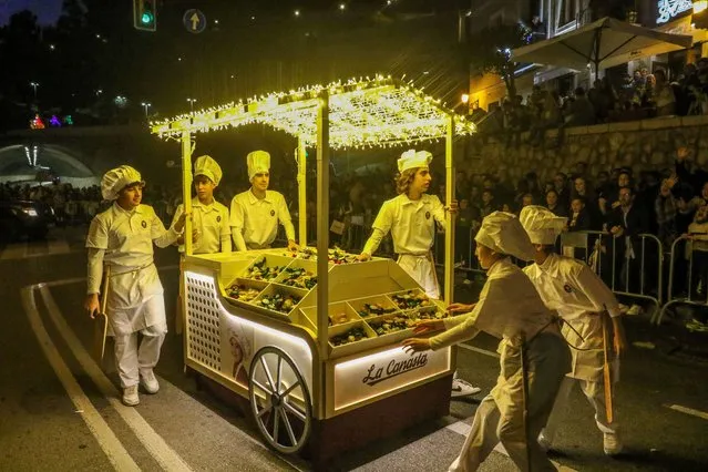 A candy float takes part in the parade of the wise men during Epiphany celebrations in Málaga, Spain on January 5, 2023. (Photo by Lorenzo Carnero/ZUMA Press Wire/Rex Features/Shutterstock)