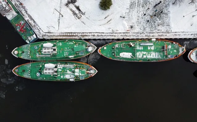 Icebreakers on the wharf of the Water Supervision Authority in Szczecin, Poland, 28 December 2021. Polish Waters in Szczecin begins the Polish-German icebreaking action 2021/2022. The first icebreakers will probably sail on the Odra river, Regalica and Border Odra this week. (Photo by Marcin Bielecki/EPA/EFE)