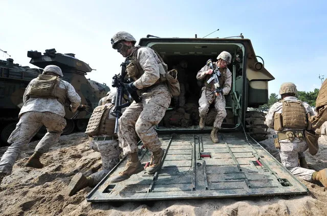 US Marines get out from an amphibious assault vehicle during a joint landing operation by US and South Korean Marines in Pohang, 270 kms southeast of Seoul, on March 31, 2014. (Photo by Jung Yeon-Je/AFP Photo)
