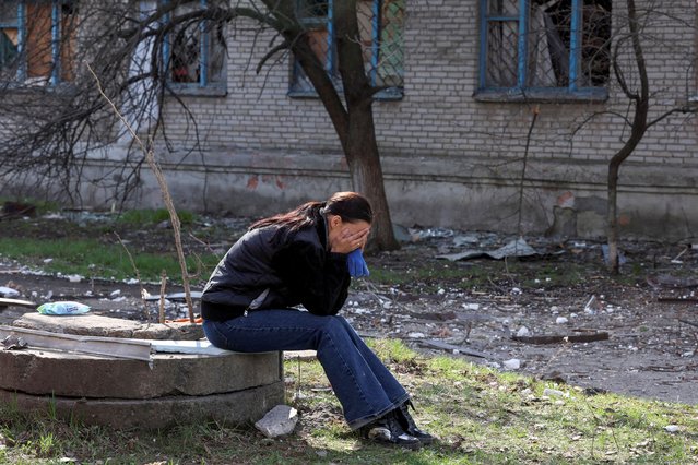 A woman reacts in the aftermath of deadly shelling of an army office building, amid Russia's attack, in Sloviansk, Ukraine on March 27, 2023. (Photo by Violeta Santos Moura/Reuters)