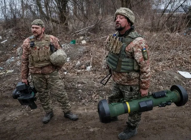 Ukrainian service members hold a Javelin missile system, at a position on the front line in the north Kyiv region, Ukraine March 13, 2022. (Photo by Gleb Garanich/Reuters)