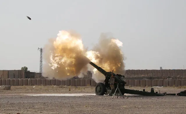 A member of the Iraqi security forces fires artillery towards Islamic State militants near Falluja, Iraq, June 1, 2016. (Photo by Alaa Al-Marjani/Reuters)