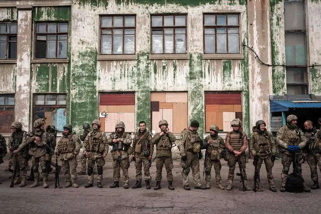 Ukrainian soldiers arrive at an abondoned building to rest and receive medical treatment after fighting on the front line for two months near Kramatorsk, eastern Ukraine on April 30, 2022. Russia invaded Ukraine on February 24, 2022. (Photo by Yasuyoshi Chiba/AFP Photo)