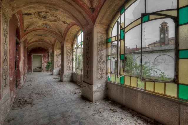 Decorated gallery on a cloudy day – Large abandoned -and mostly vandalized- villa. (Photo by Niki Feijen)