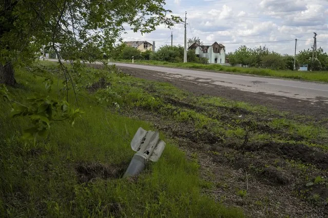 An unexploded projectile lies on a side street in the town of Vilkhivka, on the outskirts of Kharkiv, in eastern Ukraine, Friday, May 20, 2022. (Photo by Bernat Armangue/AP Photo)