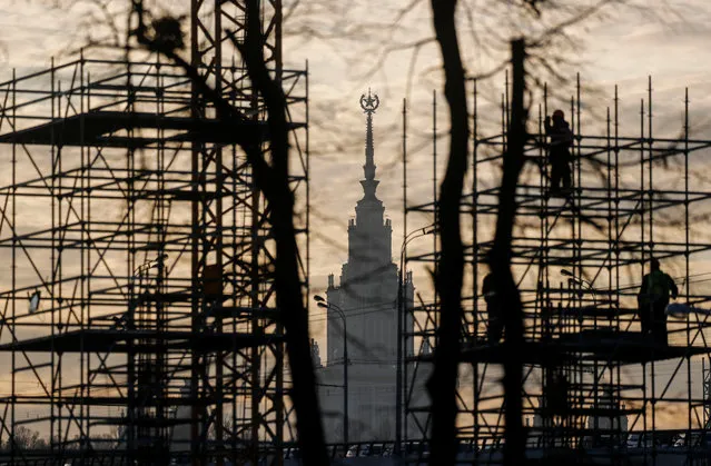 Construction workers are seen on scaffolds, with Moscow State University building in the background, in Moscow, Russia on November 23, 2019. (Photo by Maxim Shemetov/Reuters)