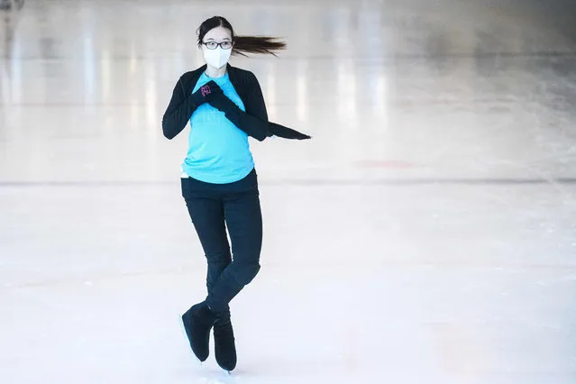 A woman wears a facemask at an ice skating rink during a public holiday in celebration of the Lunar New Year in Hong Kong on January 28, 2020, as a preventative measure following a virus outbreak which began in the Chinese city of Wuhan. China on January 28 urged its citizens to postpone travel abroad as it expanded unprecedented efforts to contain a viral outbreak that has killed 106 people and left other governments racing to pull their nationals from the contagion's epicentre. (Photo by Anthony Wallace/AFP Photo)