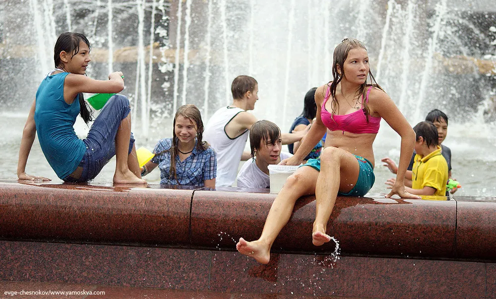 Flashmob: Water Battle on All-Russian Exhibition Center in Moscow