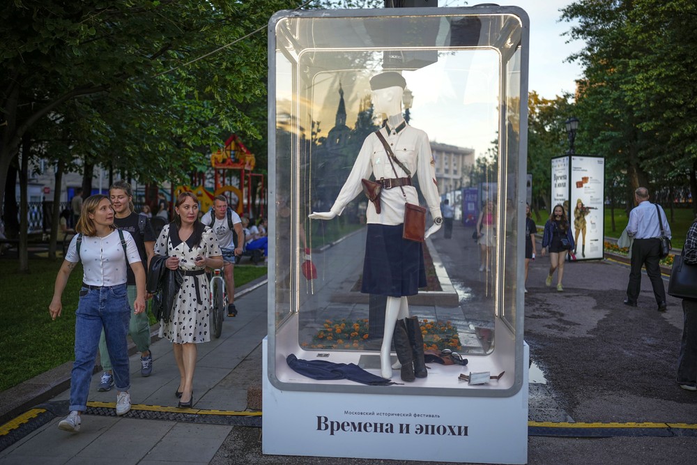 Humans and Mannequins