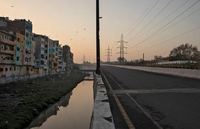 An empty flyover is seen next to residential buildings during 21-day nationwide lockdown to limit the spreading of coronavirus disease (COVID-19), in New Delhi, India, March 25, 2020. (Photo by Danish Siddiqui/Reuters)