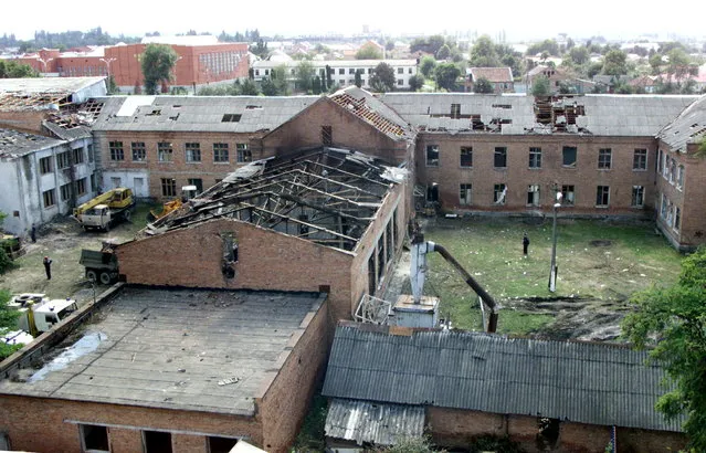 A general view shows the school building, which was seized by heavily armed masked men and women, in the town of Beslan in the province of North Ossetia near Chechnya, September 4, 2004. At least 322 people, including 155 children, died during the bloody end to a hostage-taking at a school in southern Russia, a senior prosecutor said on Saturday. (Photo by Reuters/Stringer)