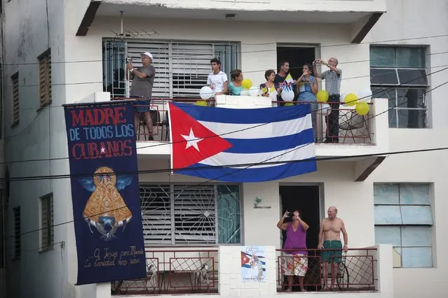 People wait from their balconies for the arrival of Pope Francis from the airport in Havana, September 19, 2015. (Photo by Alexandre Meneghini/Reuters)