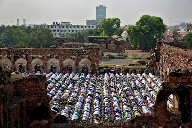 Muslims offer Eid al-Adha prayers at Feroz Shah Kotla fort in Delhi, India September 13, 2016. (Photo by Cathal McNaughton/Reuters)