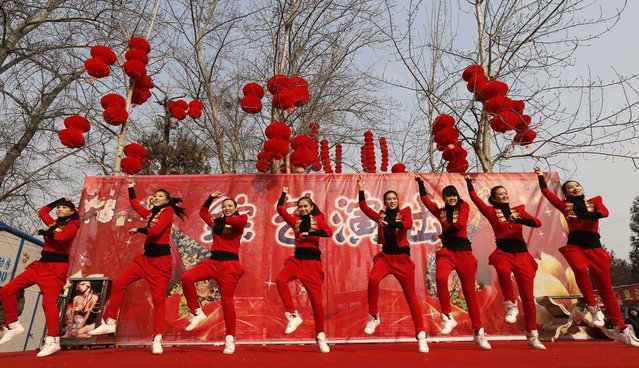 Dancers perform to вЂњGangnam StyleвЂќ during the temple fair in Ditan Park, also known as the Temple of Earth, in Beijing February 9, 2013. The Lunar New Year, or Spring Festival, begins on February 10 and marks the start of the Year of the Snake, according to the Chinese zodiac. (Photo by Kim Kyung-Hoon/Reuters)