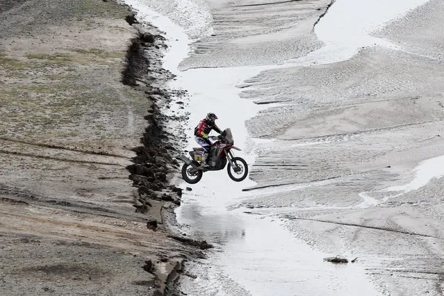 Joan Barreda Bort, of Spain, rides his Honda motorbike during stage 8 of the 2018 Dakar Rally between Uyuni and Tupiza, Bolivia, Sunday, January 14, 2018. (Photo by Ricardo Mazalan/AP Photo)