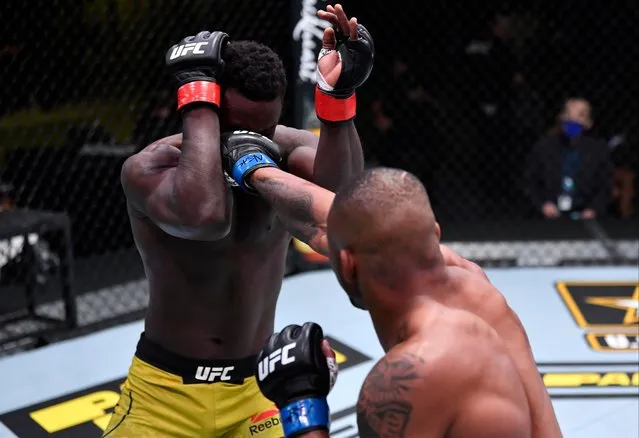 (R-L) Khaos Williams punches Abdul Razak Alhassan in a welterweight fight during the UFC Fight Night event at UFC APEX on November 14, 2020 in Las Vegas, Nevada. (Photo by Jeff Bottari/Zuffa LLC)