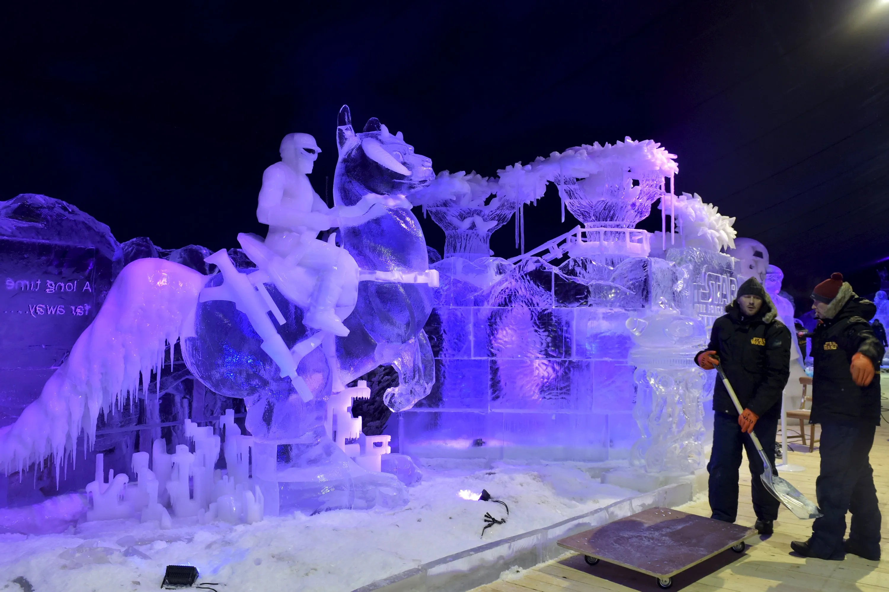 Ледяные фигуры. Красивейшие ледовые фигуры. Фестиваль снега и льда в Бельгии. Фестиваль ледяных скульптур в Бельгии. Ледовые скульптуры фото.