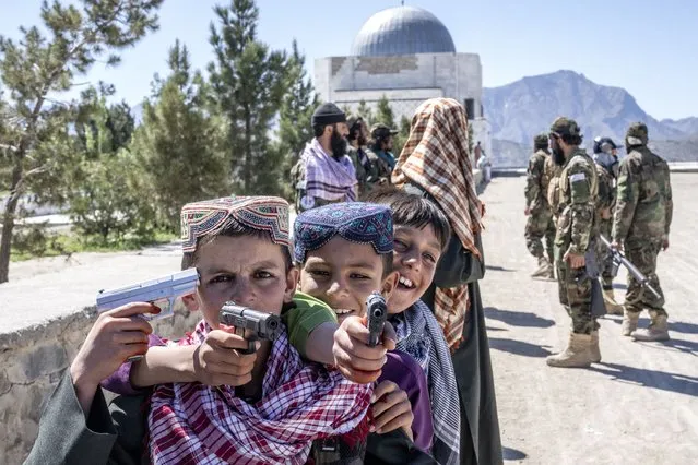 Afghan children enjoy their time on Nadir Khan hill during the first day of Eid al-Fitr in Kabul, Afghanistan, Friday, April 21, 2023. (Photo by Ebrahim Noroozi/AP Photo)