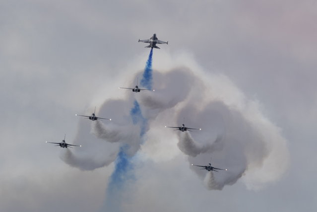 South Korean Air Force aerobatics team 'Black Eagles' perform during the Seoul International Aerospace and Defense Exhibition (ADEX) 2025 at the Seoul Military Airport in Seongnam, Gyeonggi-do province, South Korea, 17 October 2025. The biennial defense exhibition run in Seongnam. (Photo by EPA/EFE/Stringer)