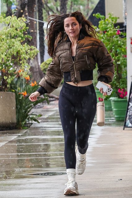 Cuban-Spanish actress Ana de Armas was seen sprinting through the rain on her way to a Santa Monica gym on November 20, 2025, looking flawless and focused despite the downpour. (Photo by Backgrid USA)