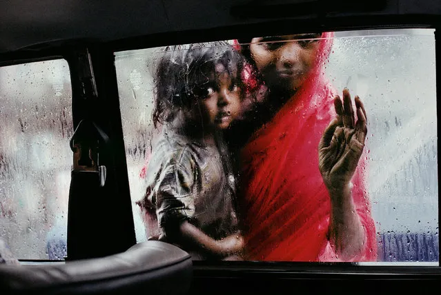 A mother and child at a car window in Mumbai, Maharashtra, India, in 1993. (Photo by Steve McCurry)