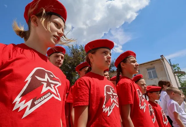 Members of Russia's Youth Army military-patriotic movement attend a demonstration lesson that is part of an extracurricular educational program, which involves weapon training, first aid treatment, camping skills and other courses, in Sevastopol, Crimea on May 19, 2023. (Photo by Alexey Pavlishak/Reuters)