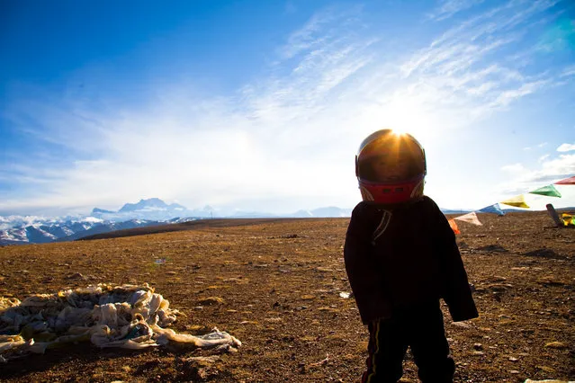 “Himalaya Boy”. The children met in April 2010 at an altitude of 5200 meters Nyalam Pass (behind the snow-capped mountains Shishapangma 8012 meters above sea level). Location: Tibet, China. (Photo and caption by Adam Wang/National Geographic Traveler Photo Contest)